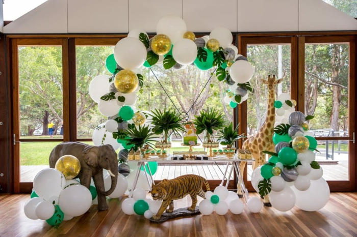 déco anniversaire enfant thème jungle, ballons verts et blancs, grandes fenêtres du plafond au sol, tigre et éléphant