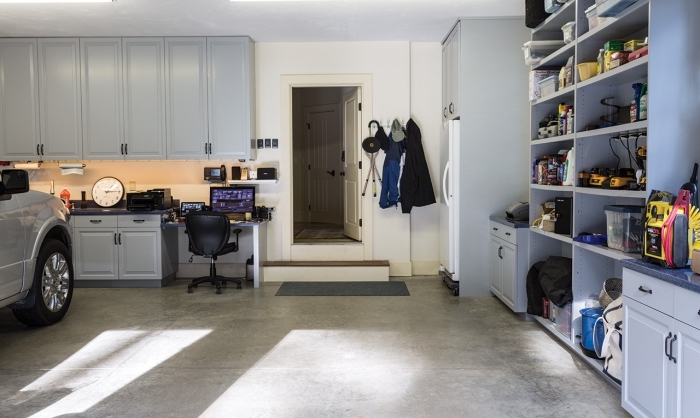 choix etagere rangement garage, optimisation espace avec rangement mural, exemple de garage avec emplacement voiture et meubles