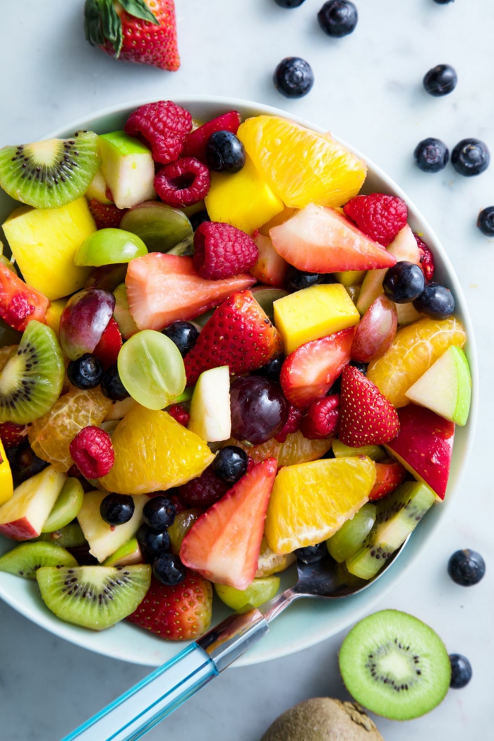mandarines, baies bleues, raisins découpés, fraises, mangue en cubes, kiwi, salade fruits riches en vitamines
