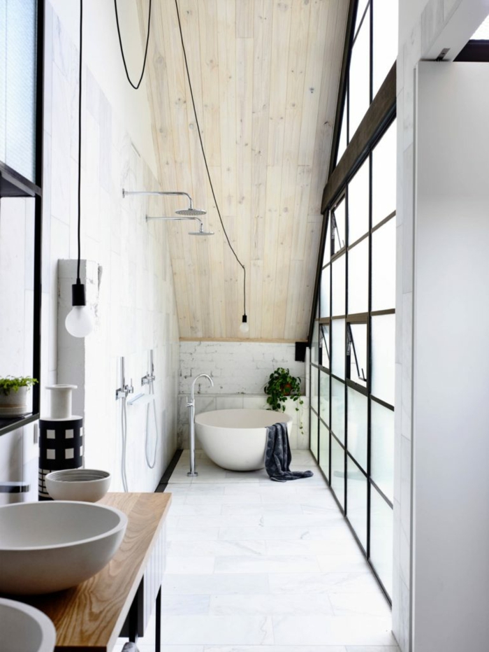 La salle de bain vintage, style industriel, design salle des bains maison rustique ou appartement verrier original baignoire ronde