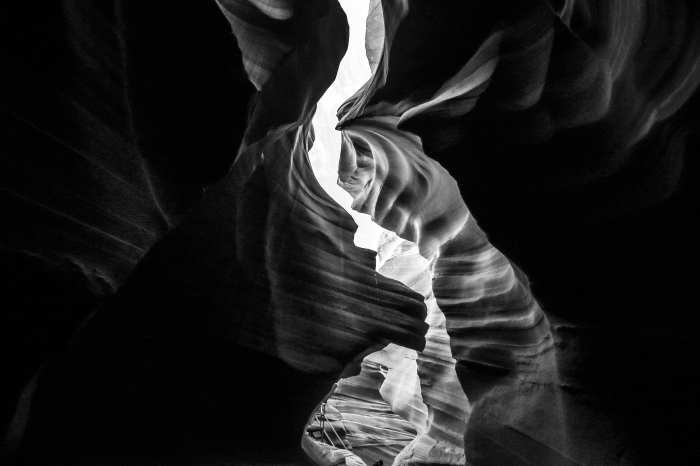 image noir et blanc de fente dans le canyon en arizone