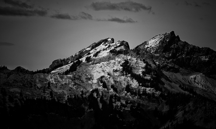 joli paysage noir et blanc montrant le sommet enneigé d'une montagne majestueuse 