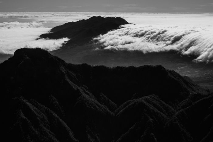 paysage noir et blanc panoramique de nuages qui flottent au-dessus de la montagne, photographie de paysage monochrome
