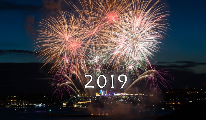 photo célébration 2019, idée fond d'écran nouvel an avec feux d'artifice, wallpaper pc pour nouvel an 2019 festif