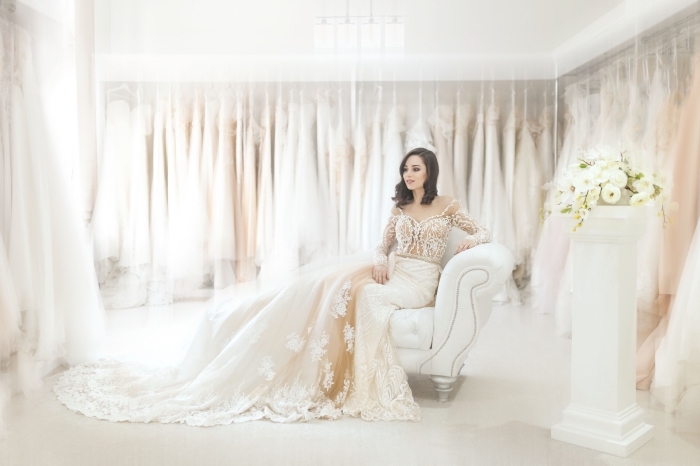 bustier-en-coeur-épaules-dénudées-robe-de-mariée-hiver-avec-manches-transparentes-jupe-longue-tulle-broderie-florale-décolleté-ceinture magnifique design de robe de mariée tendance 2019, couleur robe mariage, modèle de robe aux épaules dénudées