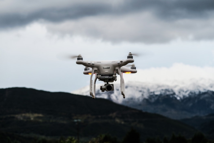  idée cadeau de noel pour homme qui aime les gadgets technologiques, une drone avec caméra embarquée en montagne