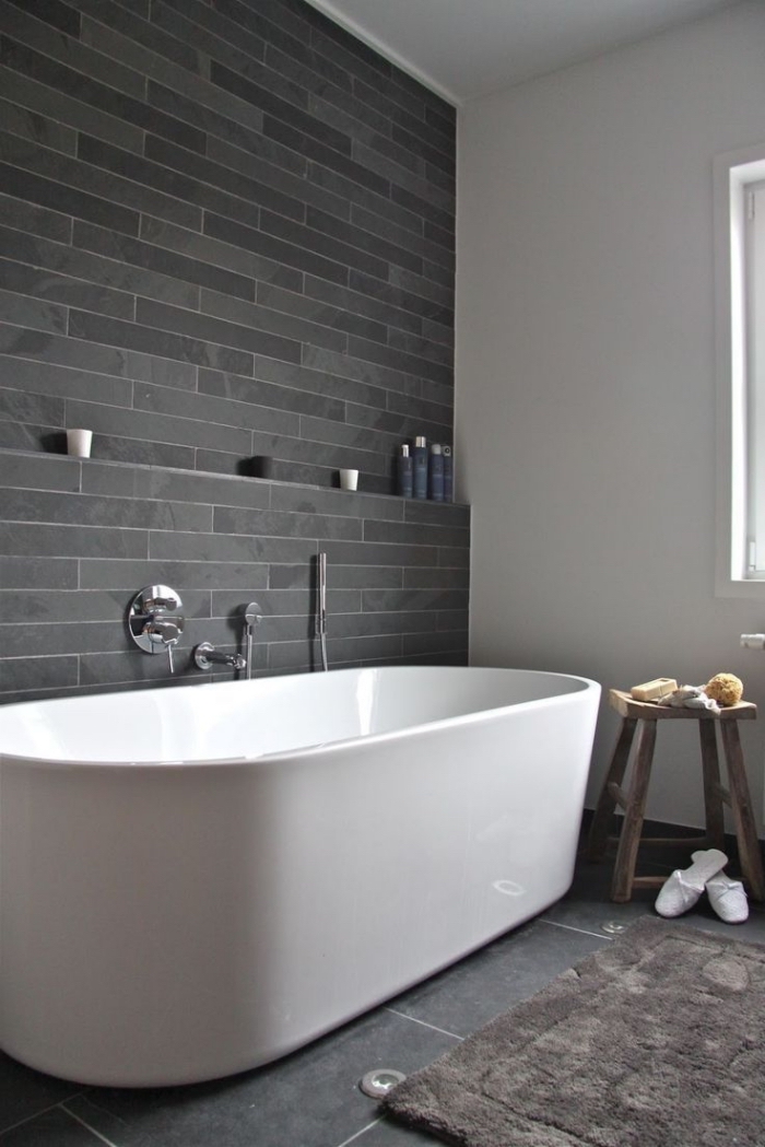 crédence de baignoire en carrelage faience salle de bain gris anthracite en contraste avec la baignoire individuelle 