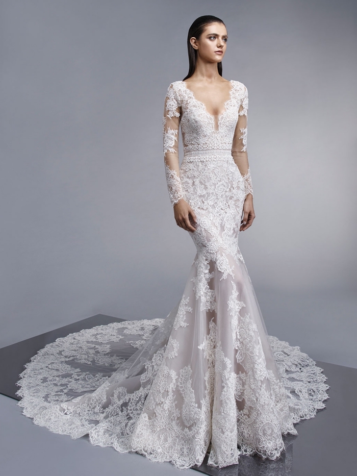 ceinture-dentelle-robe-de-mariée-sirène-enzoani-traîne-longue-avec-fleurs-en-dentelle-décolleté-en-v-plongeant-coiffure-de-mariée-cheveux-lisses modèle de robe de mariée manche dentelle avec décolleté plongeant et longue traîne, quelle matière pour robe de mariée stylée