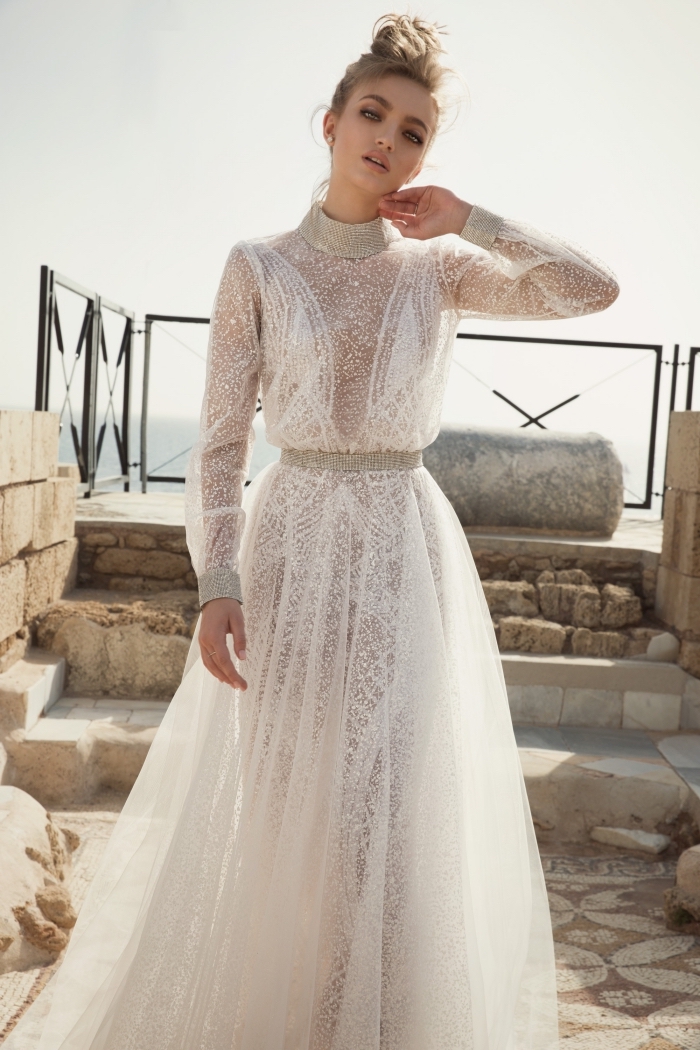 robe boheme mariage splendide, modèle de robe blanche transparente avec applications à design bijou autour du cou et les poignets