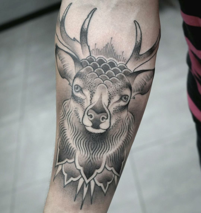 Animal tatouage bras, modele de tatouage minimaliste pour l'avant bras, tatouage homme, design animal géométriques formes