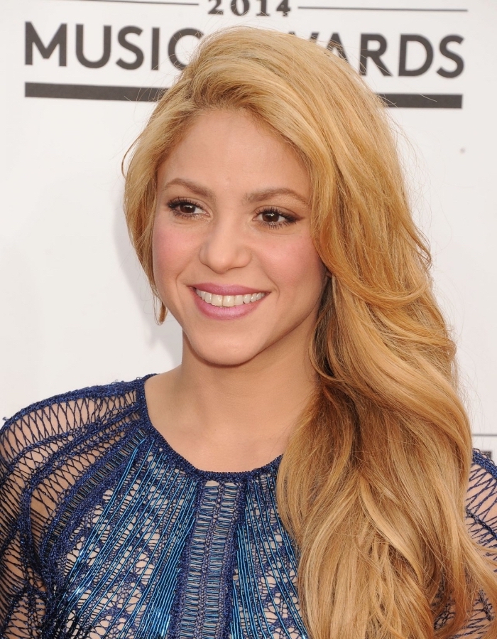 couleur de cheveux Shakira, idée coiffure facile aux cheveux détachés naturellement ondulés, exemple couleur de cheveux blond foncé