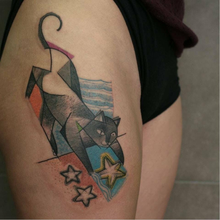 Noir encre tatouage de chat, couleur pour le reste du tatouage, chat qui prend des étoiles du mar, original dessin pour tatouage jambe, modele de tatouage geometrique thème pour son tatou