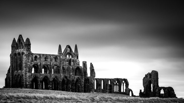 paysage noir et blanc empreint de nostalgie avec une vue sur les ruines de l'abbey whitby en angleterre sur le fond du ciel gris