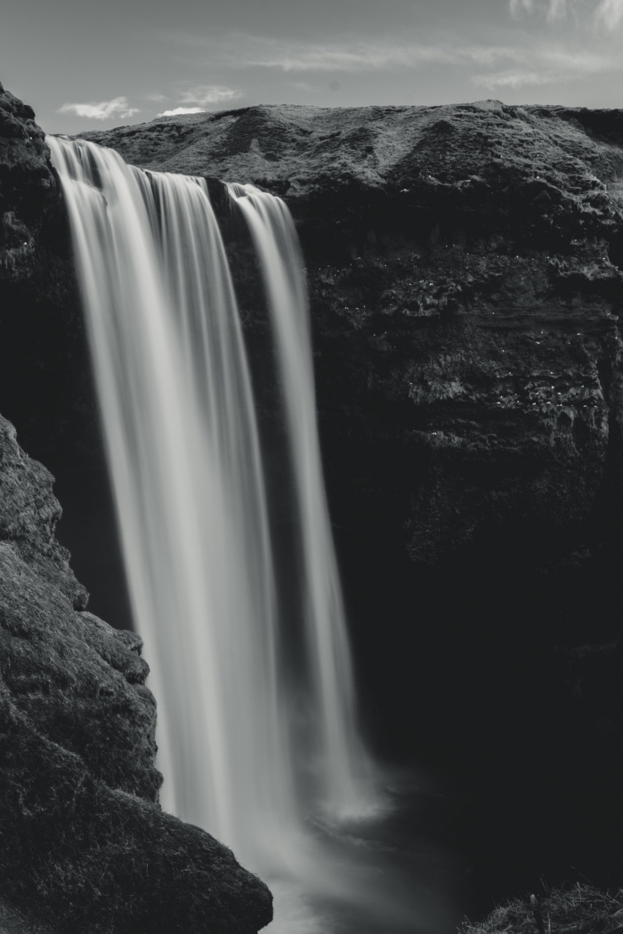 une belle image noir et blanc cascade majestueuse dans la montagne qui met en valeur ses eaux 