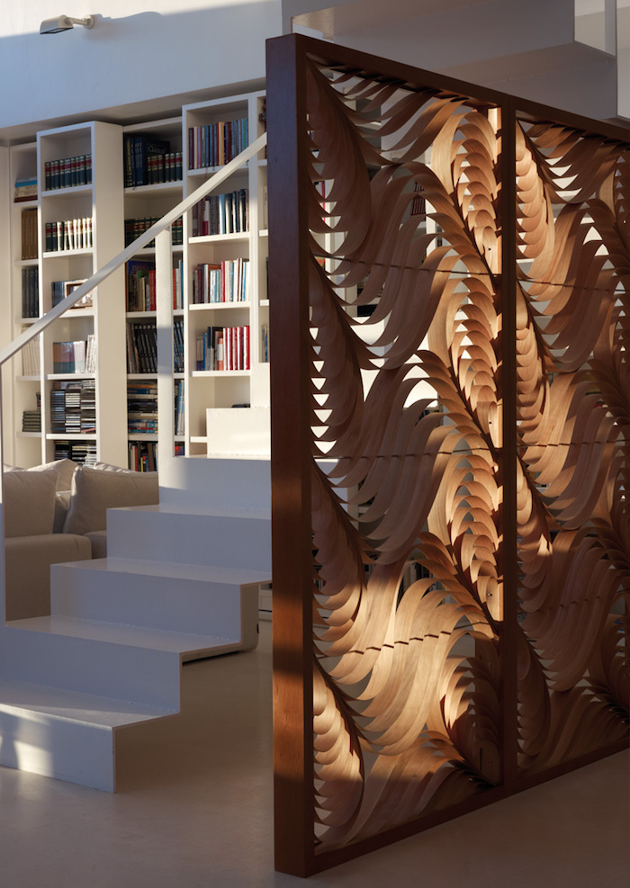 cloison de séparation en bois taillée design comme claustra intérieur de salon blanc avec escalier type loft