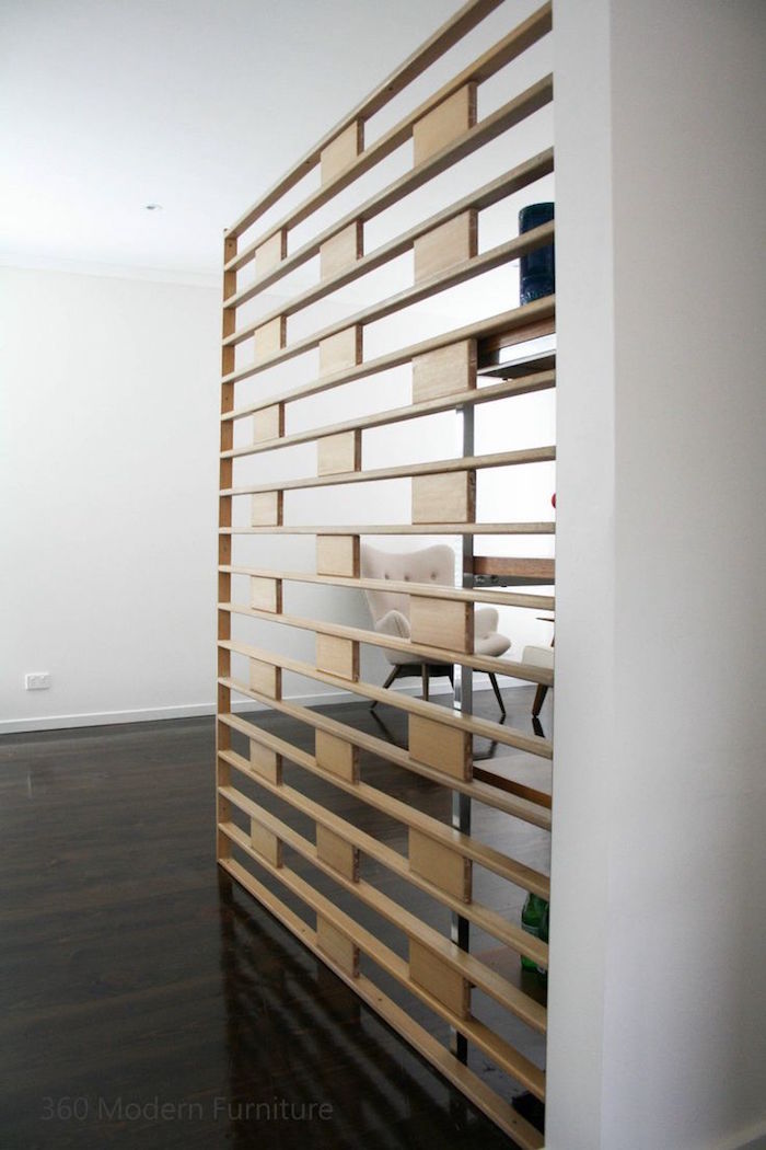 cloison séparation en bois type claustra d'intérieur ouverte pour séparer une pièce, modèle de claustra intérieur avec rangement