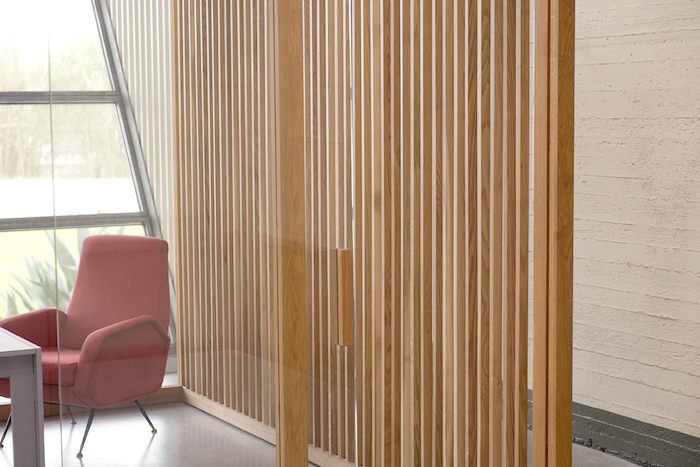claustra en bois de séparation et cloison décorative verticale en bois et verre pour intérieur bureau