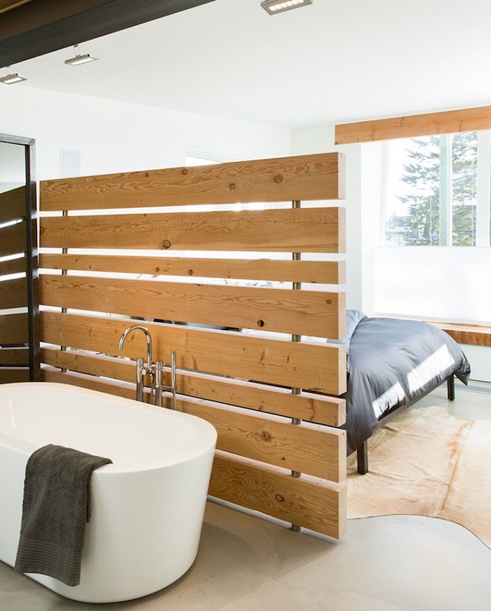 modele de claustra d'intérieur en bois ikea avec planches rectangulaires horizontales comme paroi séparation chambre salle de bain