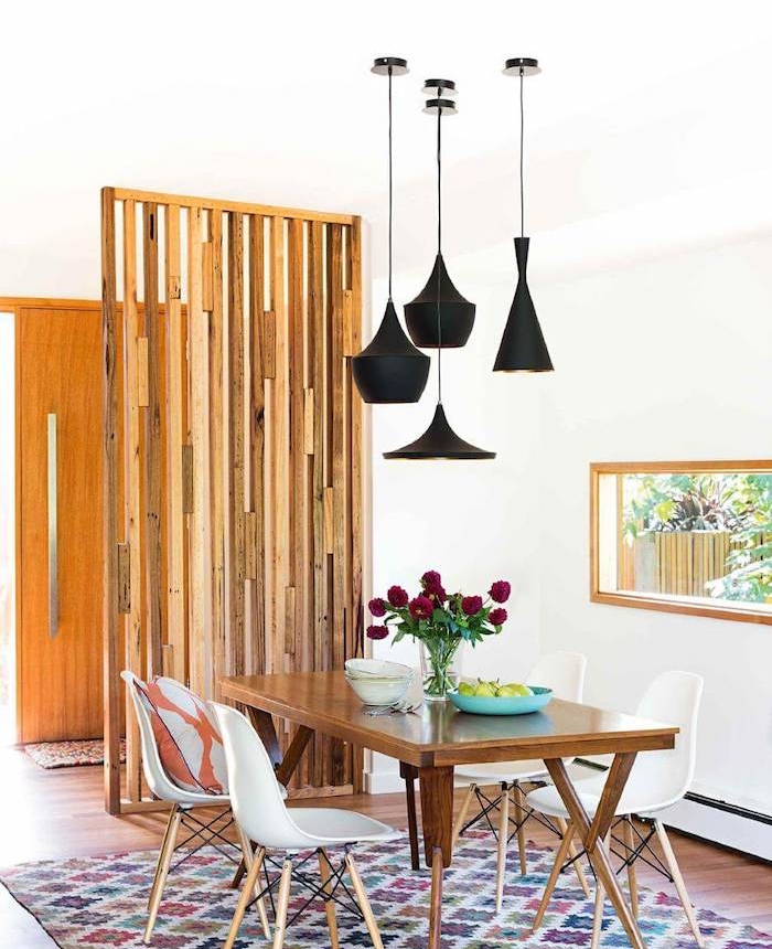 modele de cloison bois à lames de bois clair pour séparer une salle à manger avec table bois massif et chaises scandinaves