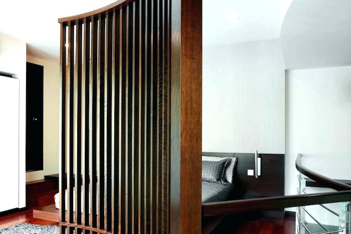 séparateur de pièce en bois brut en forme de harpe type claustra intérieur pour chambre