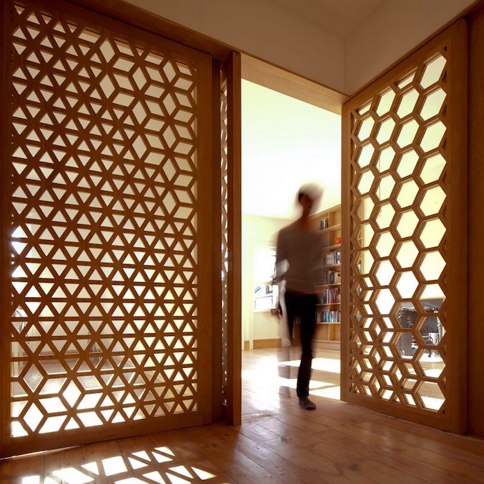 cloison amovible en bois sculpté comme porte et séparation de pièce intérieur ou porte percée