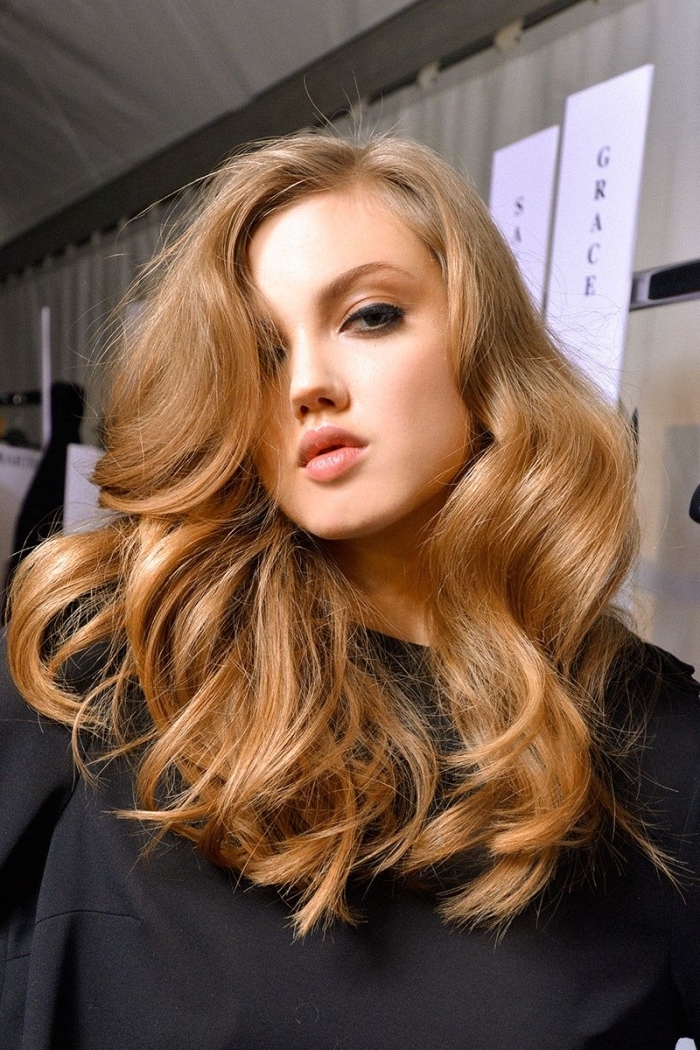 idée coiffure avec boucles naturelles et volume, exemple de coloration blond cuivré sur cheveux blond foncé