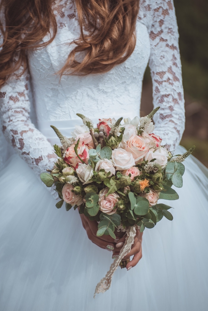 idée bouquet champêtre, modèle de robe de mariée à design princesse, idée robe blanche à manches dentelle