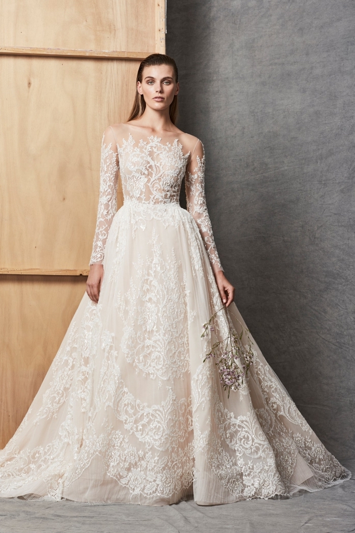 tenue mariage 2018 2019, modèle de robe de mariée à jupe de bal en tulle brodée avec bustier illusion dentelle florale