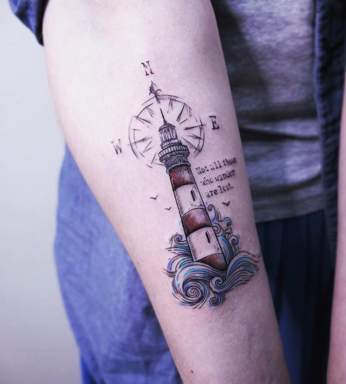 Tatouage homme épaule, tatouage liberté inspiration, dessin original stylé en encre noir rouge et bleu, voyage destination tatouage symbolique, phare et ondes
