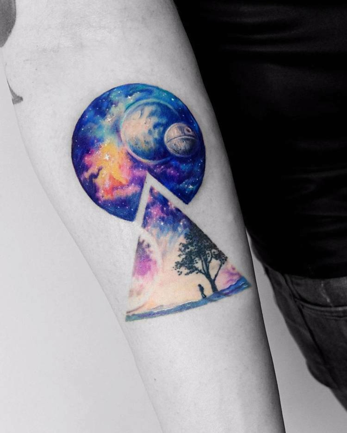 Beau tatouage graphique à couleur violet et bleu, planète lointaine comme de chez star wars, idée tatouage homme, tatouage sur l'avant bras