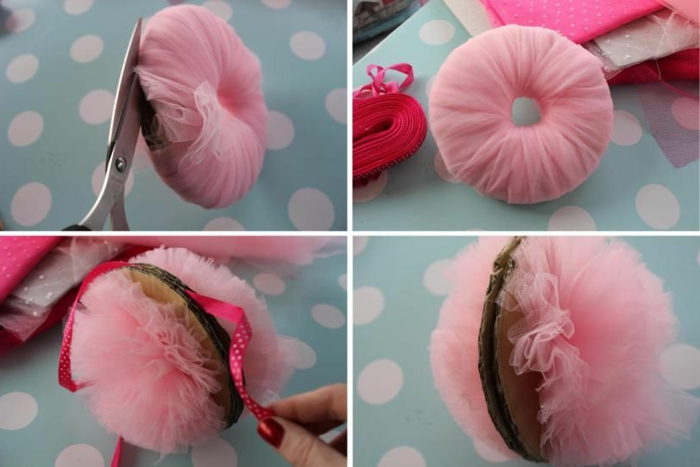 faire un pompon en tulle rose, idée superbe de pompon en tulle créé à l'aide d'un morceau de carton