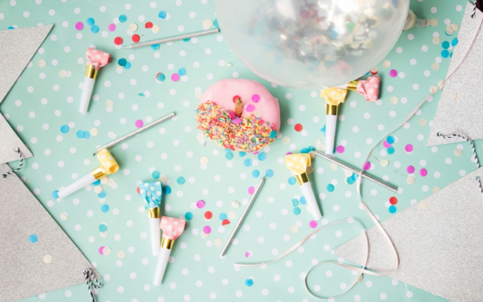 macaron rose, fond bleu, ballon transparent, décoration de fête en bleu pastel et rose, comment faire une carte d'invitation