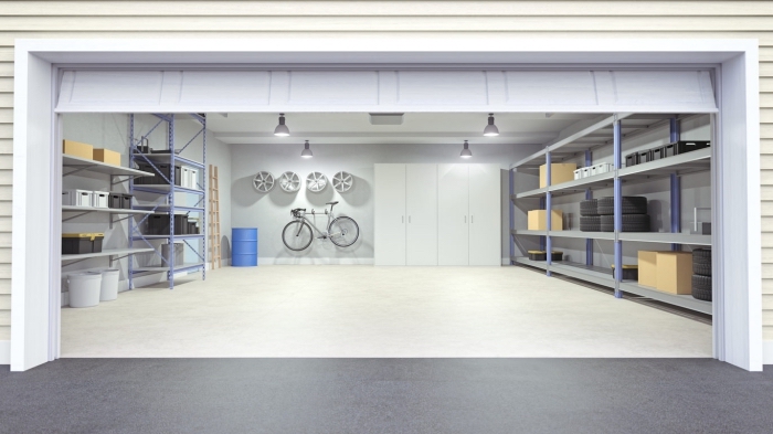 intérieur moderne dans un garage rénové, quelle peinture pour un garage, exemple rangement mural avec porte-vélo 