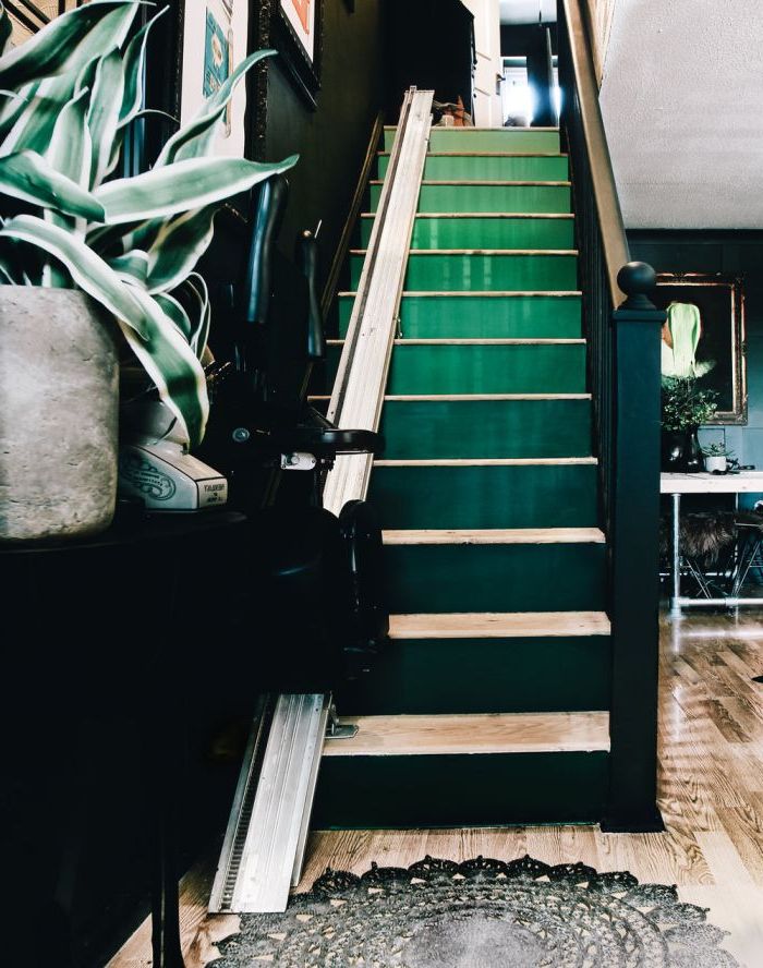 escalier en bois éclectique aux contremarches peintes en dégradé du vert émeraude qui s'harmonisent avec les murs foncés