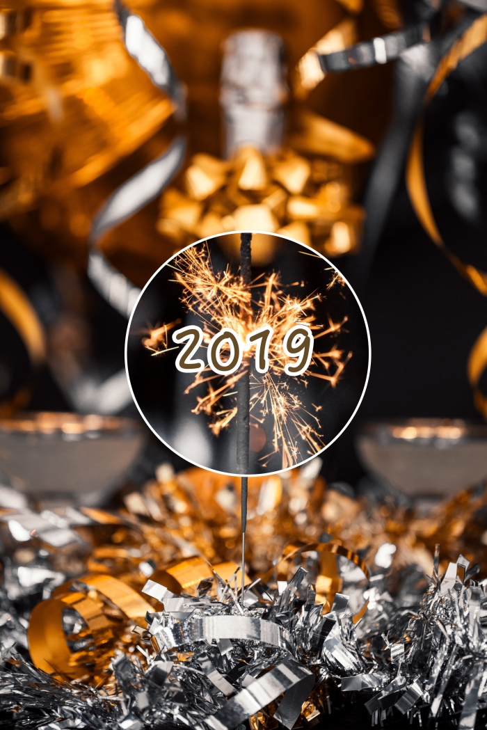 magnifique photo de célébration avec bouteuille de champagne et cotillons pour 2019, idée fond d'écran iphone nouvel an