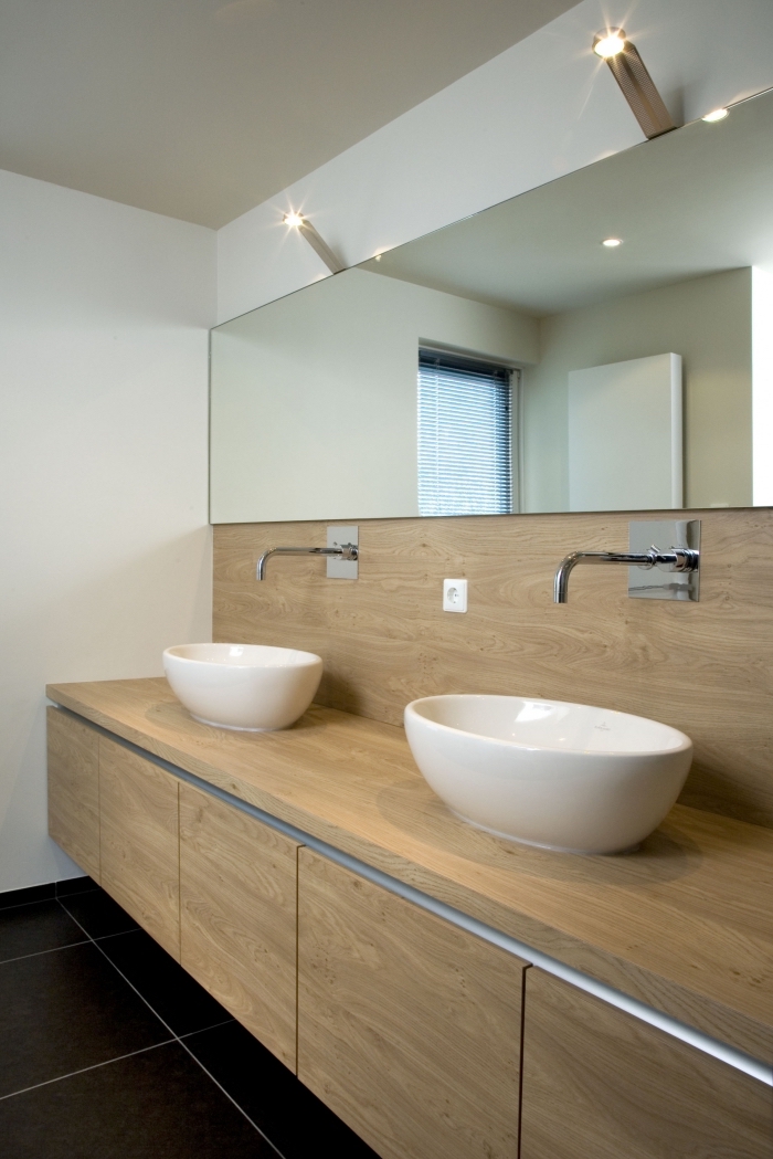 crédence de salle de bain en bois réalisée à partir du même matériau que le meuble sous vasque