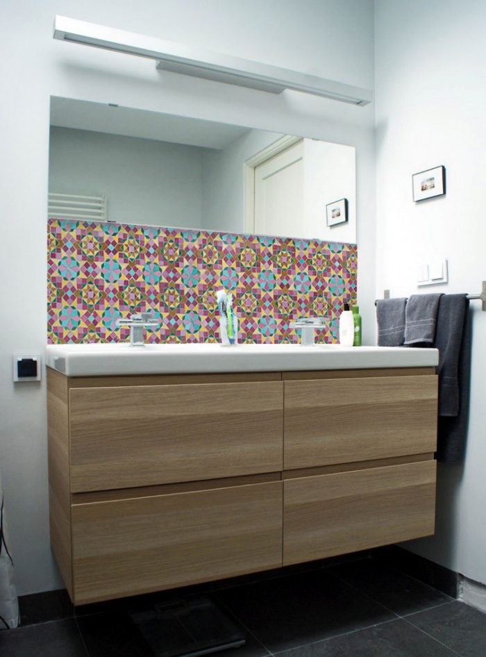 crédence adhésive imitation carreaux de ciment à motifs graphiques, panneaux d habillage pour rénover sa salle de bains