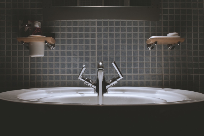 idée de revetement mural salle de bain tendance en carrelage mosaïque gris posé derrière la vasque