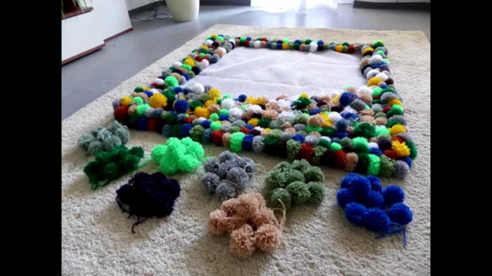 tapis laine multicolore, plusieurs pompons groupés ensembles et liés en tapis diy rectangulaire
