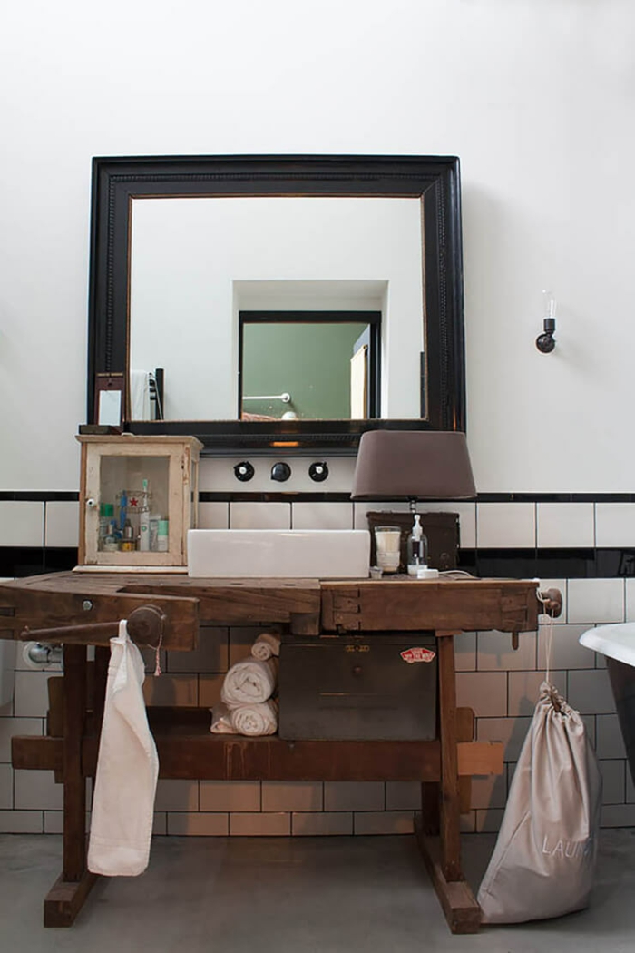 Meuble salle de bain industriel originale idée de la deco meuble salle de bain sur pied meuble bois lampe sur le lavabo 