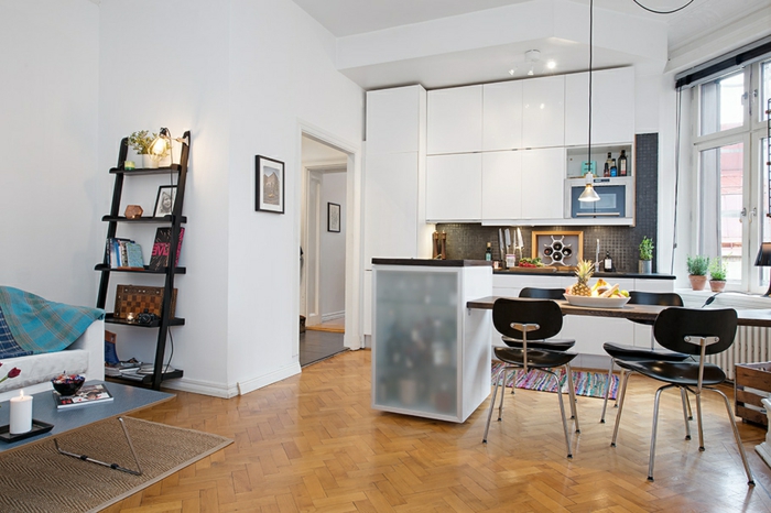 cuisine blanche et bois, chaises noires scandinaves, lampe suspendue, étagère échelle, armoires blanches