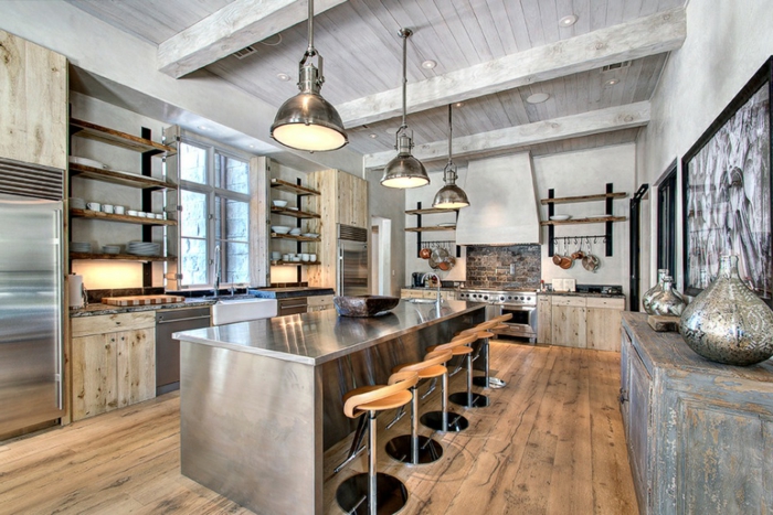 cuisine en gris et bois, sol cuisine bois chaleureux, tabourets de bar modernes, lampes usine, plafond en lattes de bois, étagères