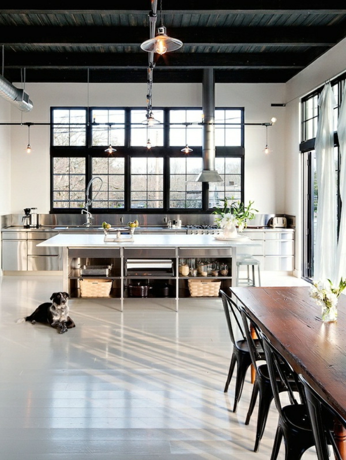 cuisine industrielle, fenêtre d'atelier, plafond en bois noir, fenêtres d'artiste, îlot avec rangement, chien au parquet gris