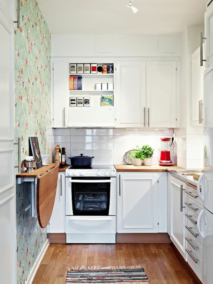 petite cuisine blanc et bois, table murale rabattable, cuisine en L, plans de travail en bois, papier peint vintage 