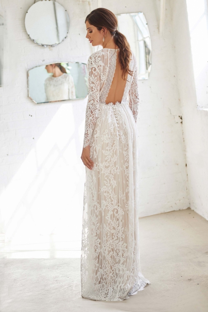 décolleté-dos-carré-robe-de-mariée-bohème-chic-collection-isabellacouture-coupe-robe-droite-avec-dos-nu-manches-longues-avec-broderie-florale-dentelle-sur-tulle tenue de mariée romantique en robe fourreau mariage élégant, modèle de robe blanche avec dos ouvert et boutonnage