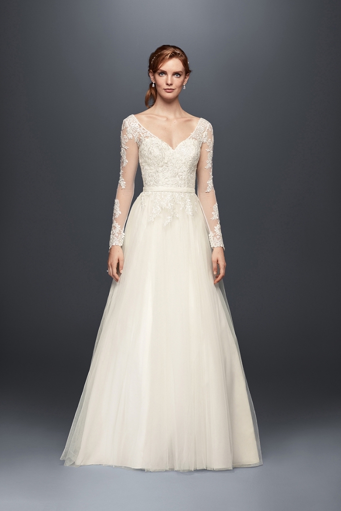 décolleté-robe-de-mariée-fluide-davids-bridal-ceinture-fine-manches-avec-applications-de-dentelle-florale-jupe-en-tulle-robe-princesse-décolleté-brodé idée pour une robe de mariée simple et classique à design jupe de bal avec ceinture fine et broderie florale sur les manches