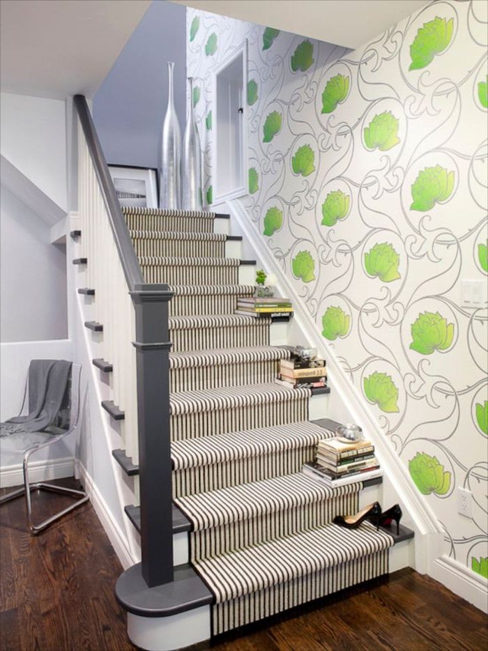 deco cage d'escalier habillée de papier peint à motifs végétaux stylisés verts, escalier de style traditionnel peint en noir et blanc