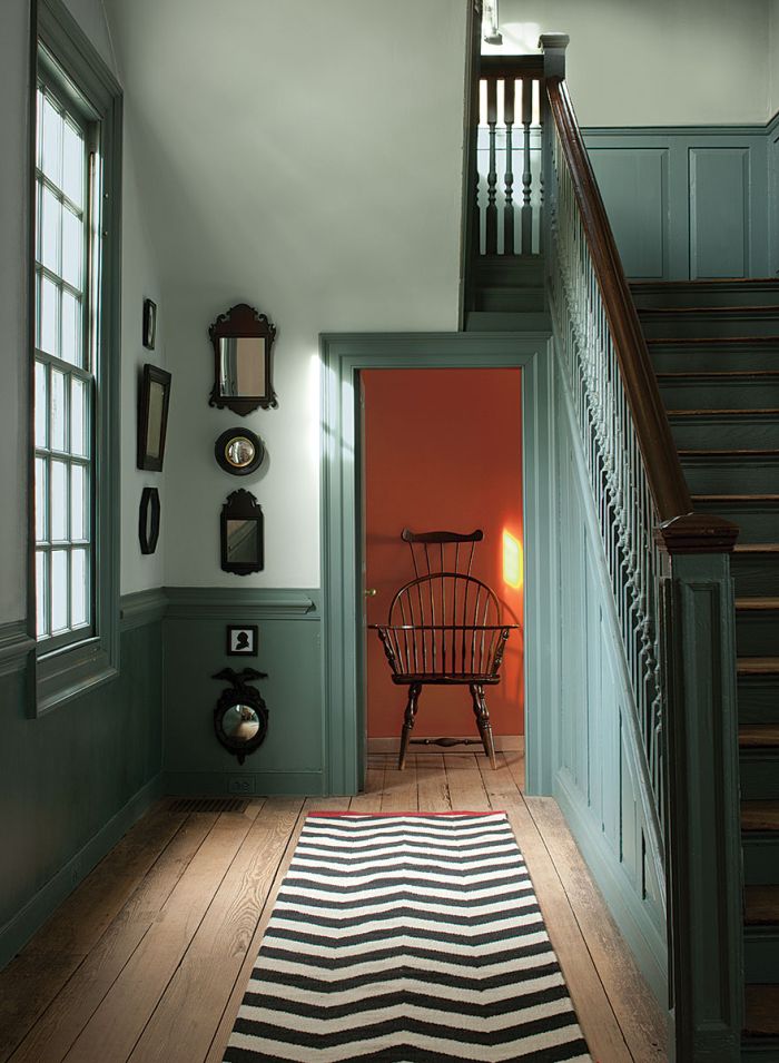 escalier repeint en vert qui reprend la couleur du soubassement et de la boiserie,peindre une cage d'escalier en 2 couleurs de la même tonalité