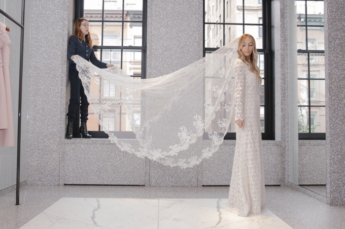 dentelle-silhouette-robe-de-mariée-fluide-djharleyviera-robe-valentino-mode-femme-mariage-manches-longues-robe-mariage-longue quelle voile pour une robe de mariée élégante, modèle de robe à manches raffinée en dentelle, robe de mariée 2018 2019
