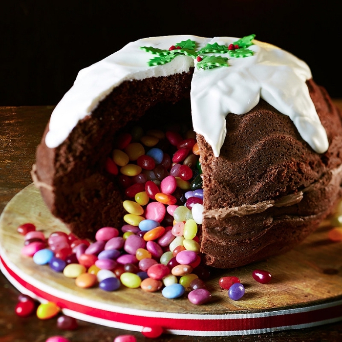 dessert-noël-original-bundt-cake-chocolat-gateau-surprise-garni-de-bonbons-smarties-feuilles-de-houx-en-pâte-d-amande gateau smarties spécial noël composé de deux génoises en forme de sphères scellé de glaçage